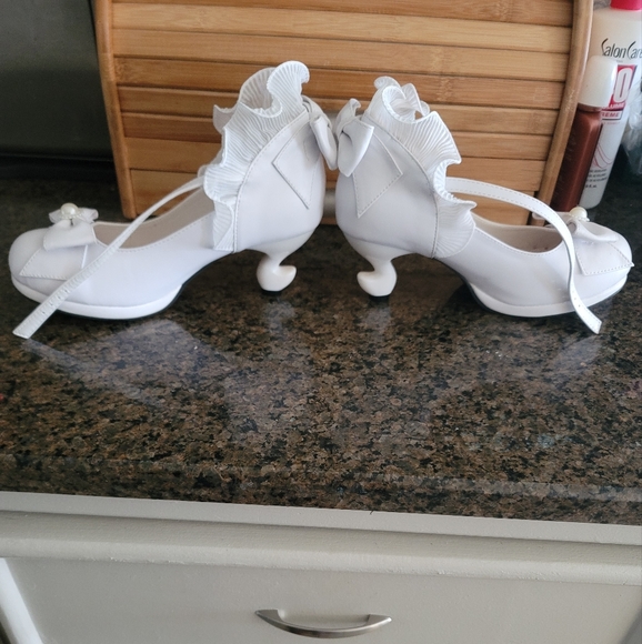 NWOT WHITE LACY BOW PUMPS SIZE 39  OR. 8 - Picture 1 of 11